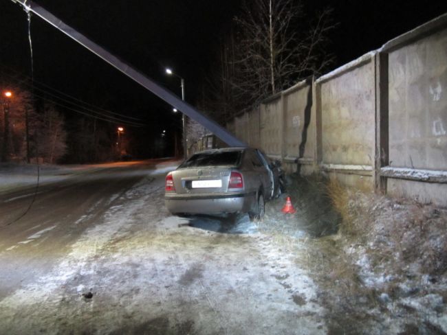 В Ухте водитель Skoda Octavia въехала в опору ЛЭП